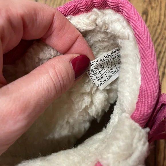 Ugg by Koolaburra pink with bows - Picture 5 of 7